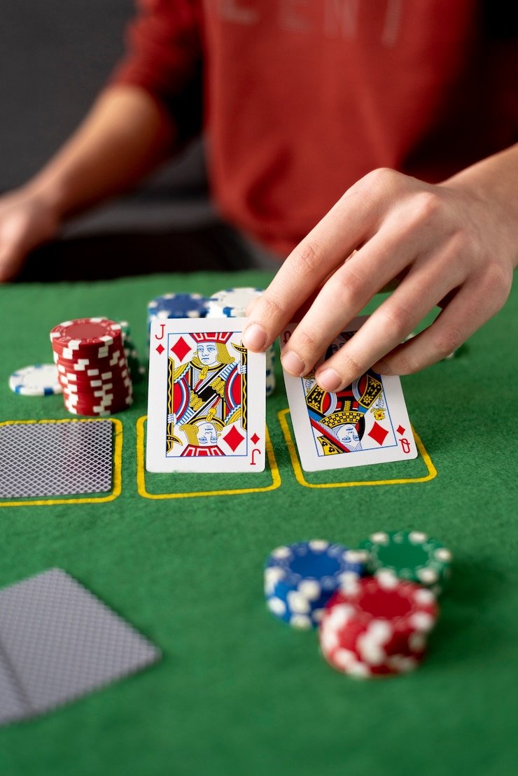 Pengguna mengakses fitur responsible gaming menggunakan perangkat smartphone